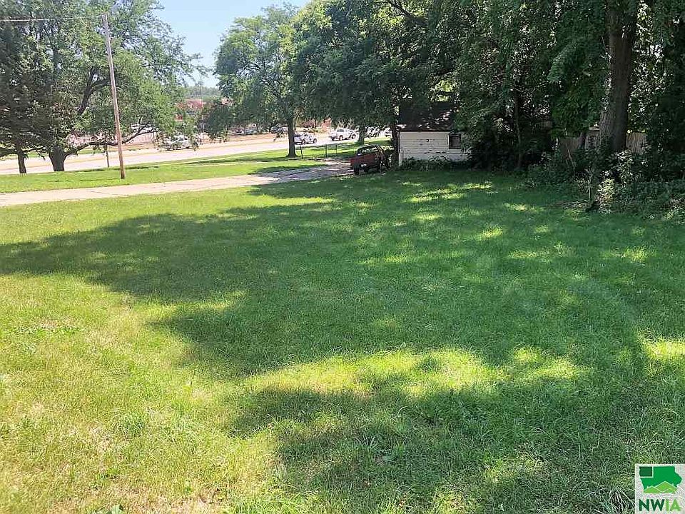 1st image of 900 W 5th St