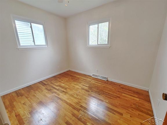 2nd image of 916 Oakview Dr