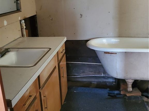 5th image of 23831 Hughes Ln