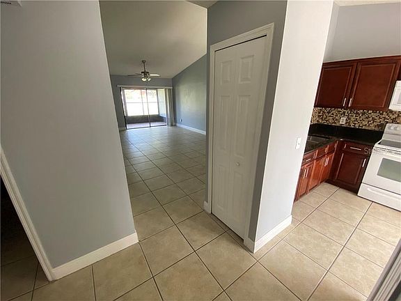 5th image of 28 Silver Oak Cir