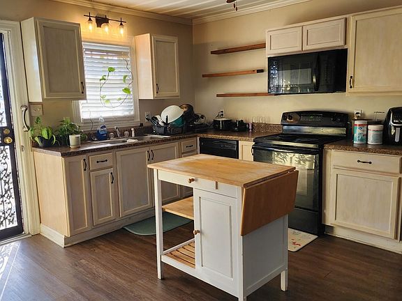 2nd image of 140 Lake Dr