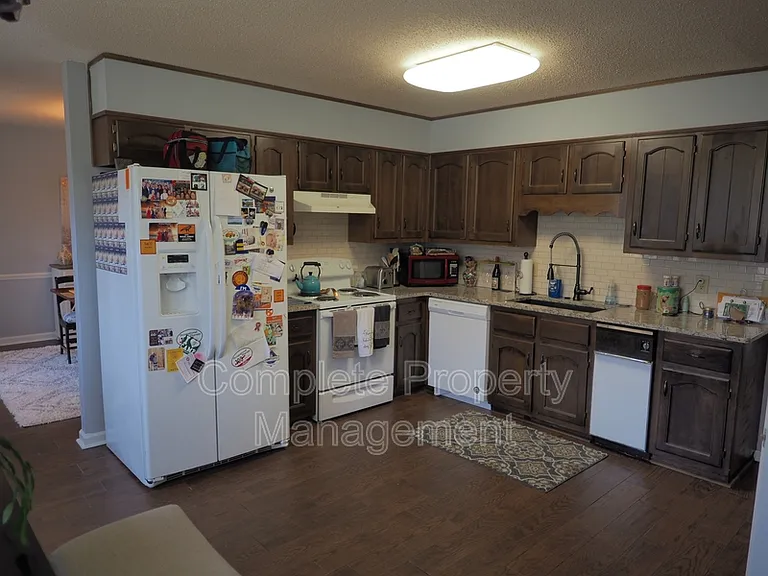 604 Farr Cir — Photo 2