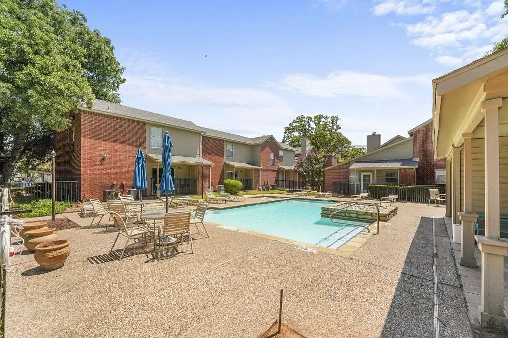 2 bed, 912 sqft, $1,425 — Photo 1
