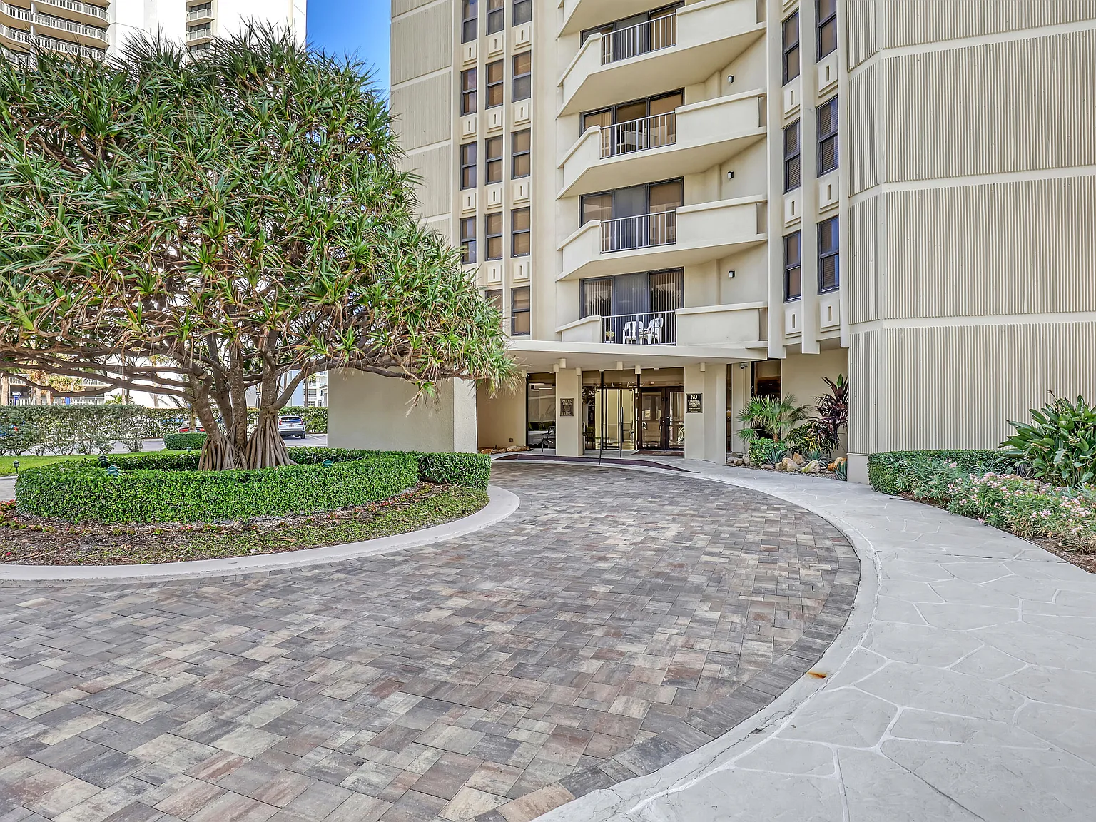 2 bed, 2.0 bath, 1219 sqft, $2,700 — Photo 1