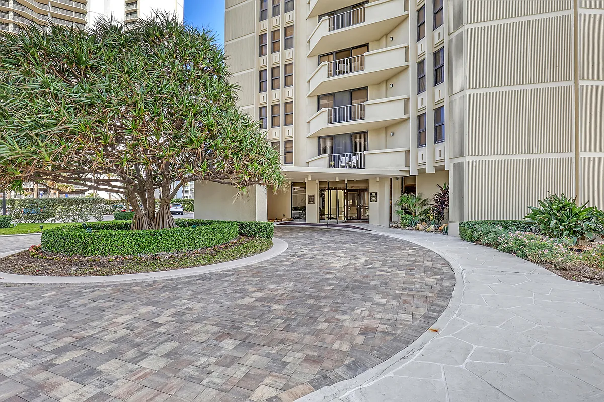Photo 1 of 33 - 2800 N Ocean Dr #A-3C - Riviera Beach, FL Primary Photo - 2800 N Ocean Dr #A-3C