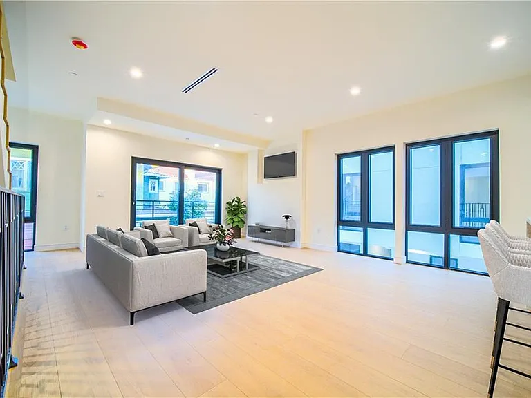 616 N Mariposa Ave — Photo 15