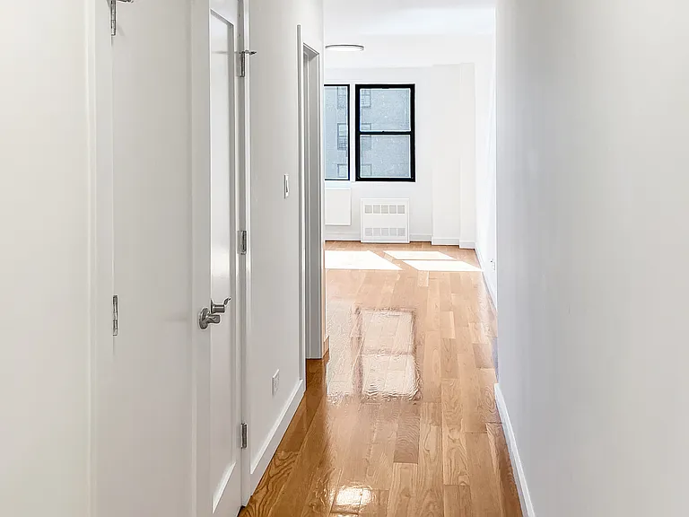 150 E 18th St — Photo 10