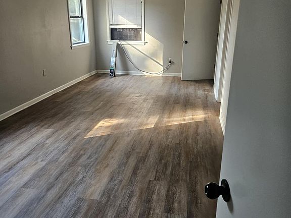 2nd image of 501 E Oak St