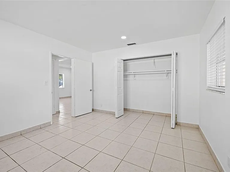 581 NW 17th Pl — Photo 10