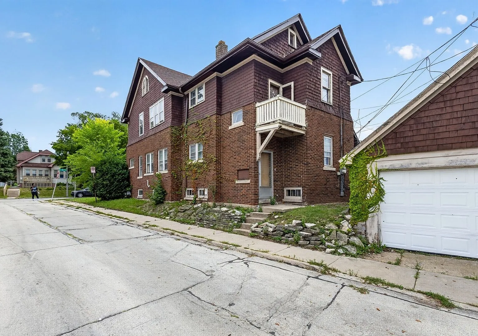 Spacious 2BR Duplex in Milwaukee — Photo 3