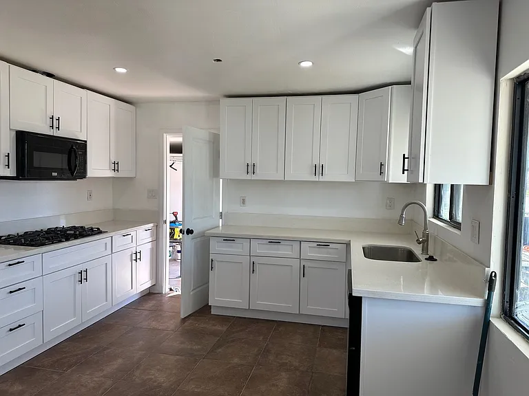 150 E 12th St #1 — Photo 16