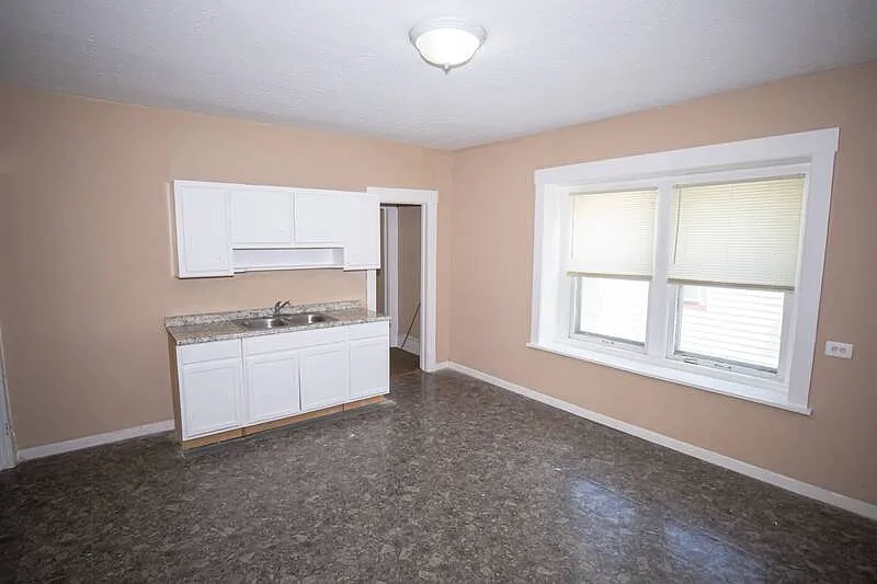 3 bed, 1.0 bath, 1130 sqft, $950 — Photo 3