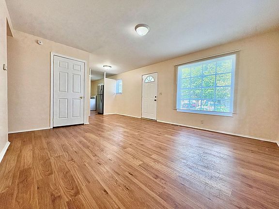 2nd image of 1325 Browne Ln