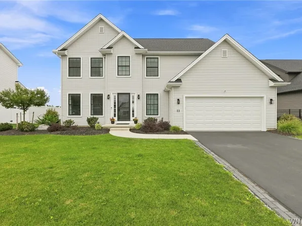 11 Hickory Ln, Lancaster, NY 14086