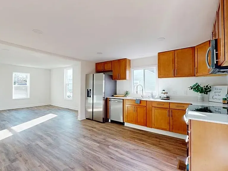 82 Ashlawn Dr — Photo 3