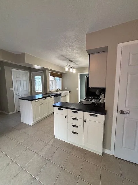 3 bed, 1.5 bath, 1606 sqft, $2,500 — Photo 2