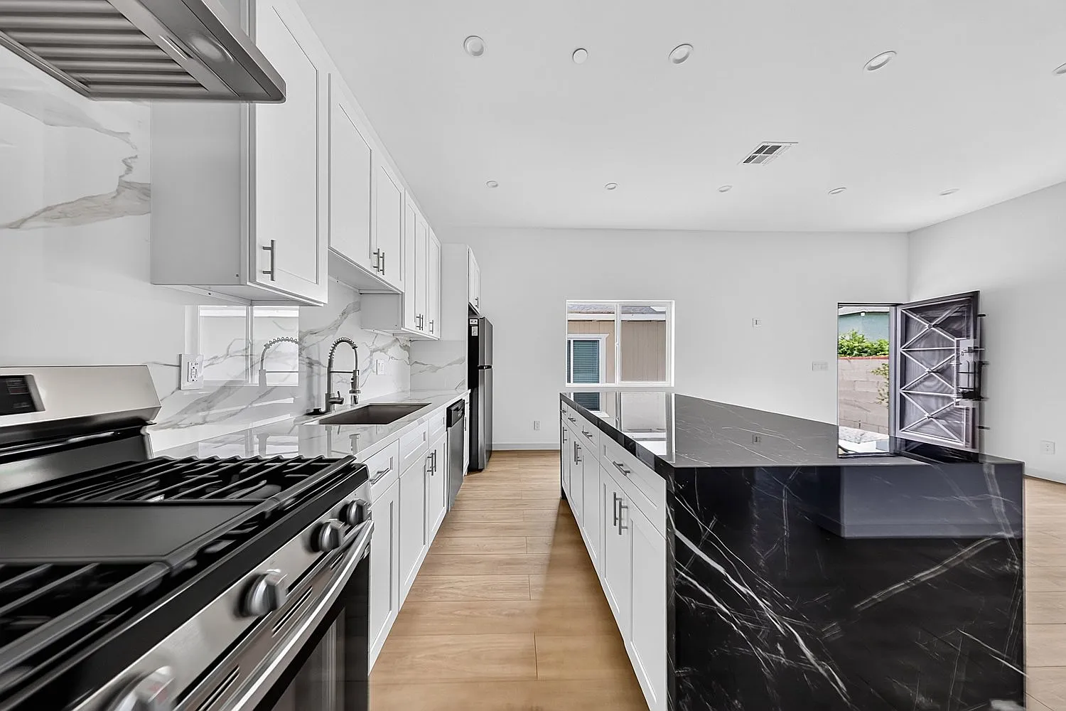 2 bed, 787 sqft, $3,000 — Photo 4
