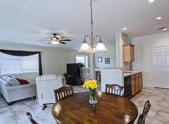 4th image of 1011 Henderson Dr