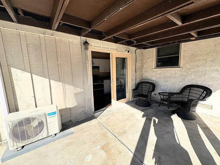 1322 W 11th St #B — Photo 8