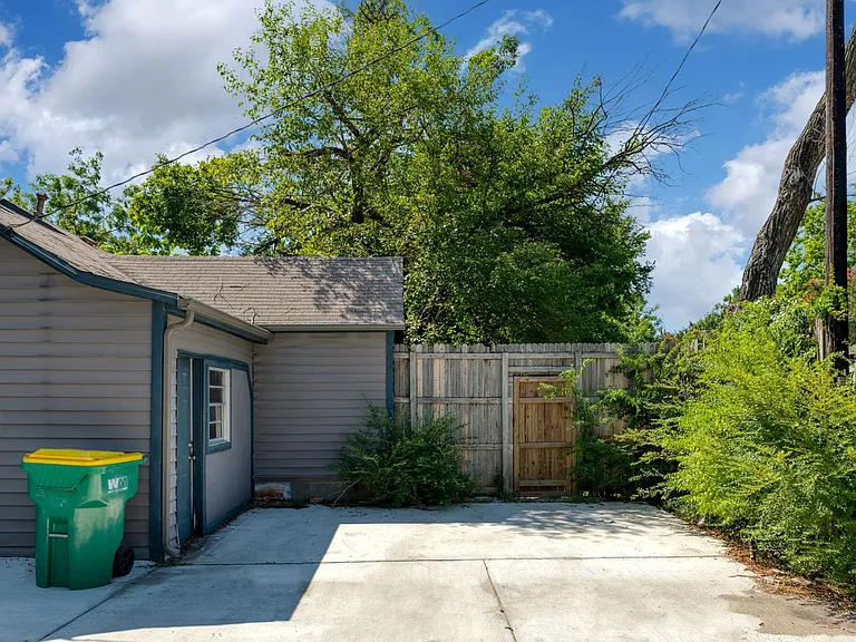 207 Hackberry St — Photo 23
