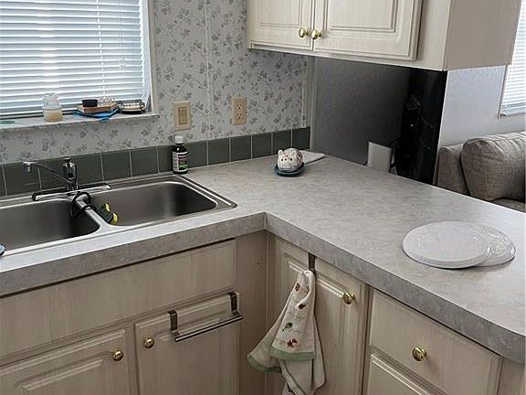 5th image of 44 Windward Dr