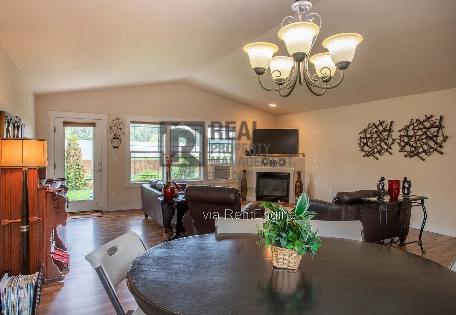 3 bed, 2.0 bath, 1467 sqft, $2,000 — Photo 2