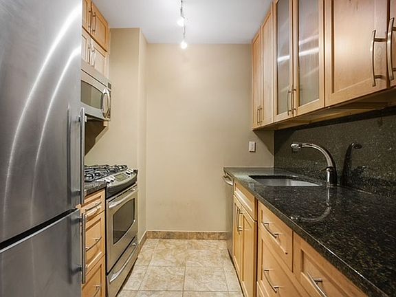 5th image of 250 Mercer St APT B602