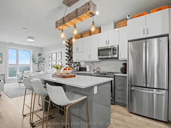 95 Dundas St W #309, Oakville, ON L6M 5N4