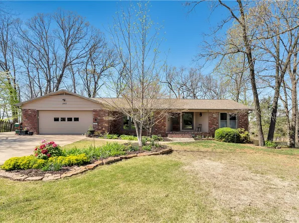 2957 N Strawberry Dr, Fayetteville, AR 72703