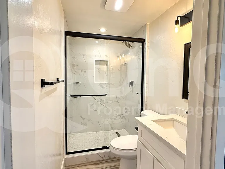1228 W 5th St #2 — Photo 5