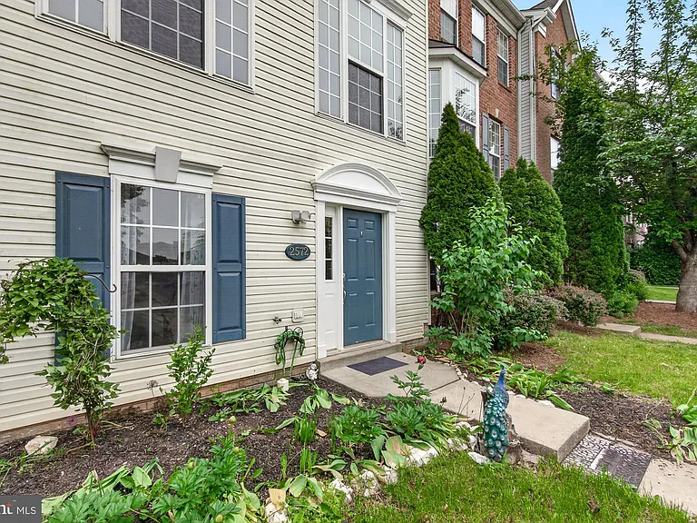 2572 Carrington Way — Photo 3