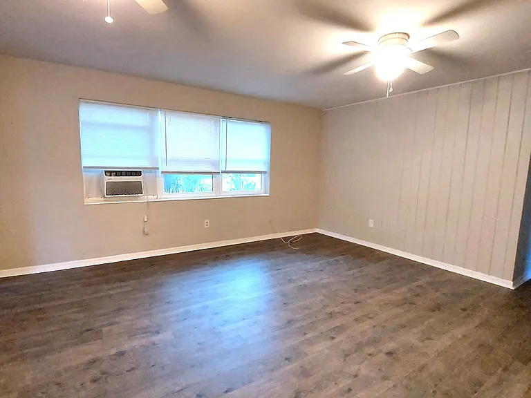 2247 Stella St — Photo 4