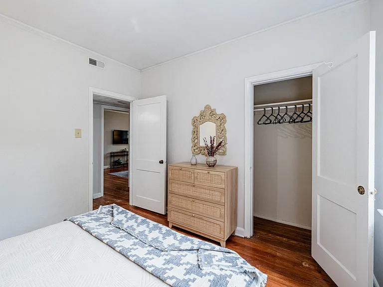 Cameron Court Apartments — Photo 112