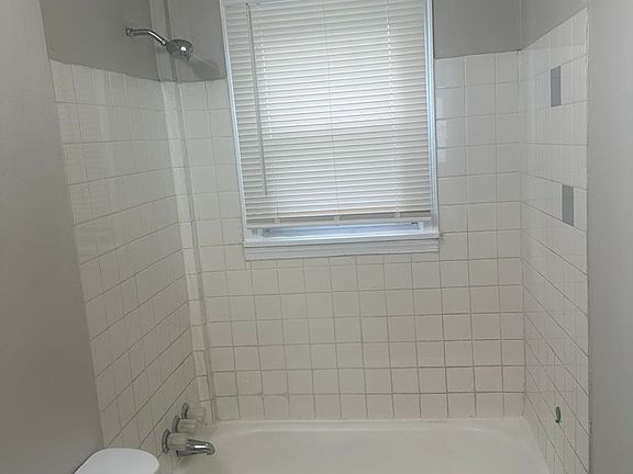 5th image of 2834 N Lasalle St