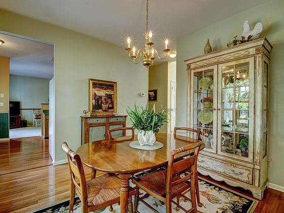 DR w/ Striking Hardwood