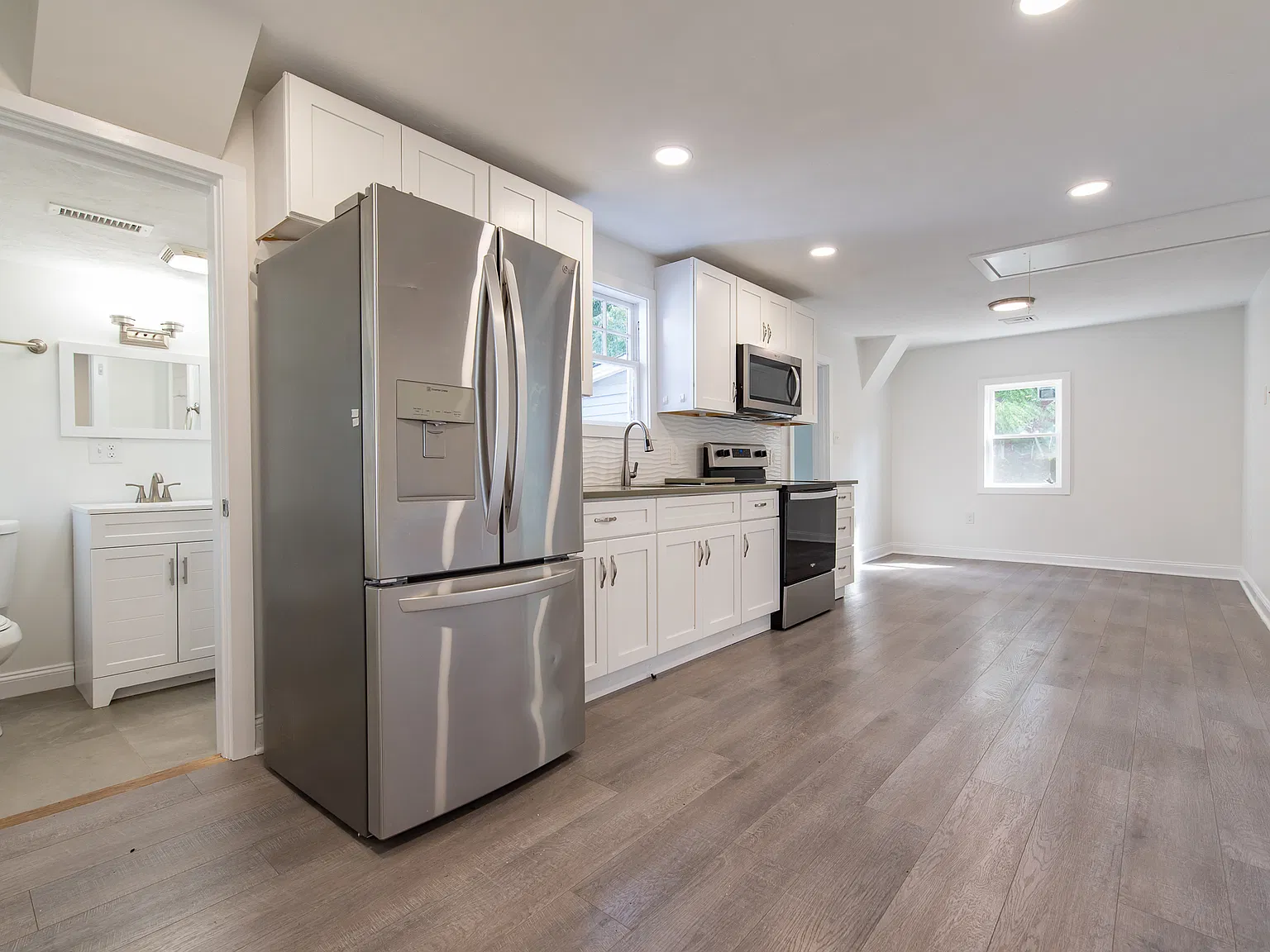 2 bed, 900 sqft, $2,450 — Photo 2