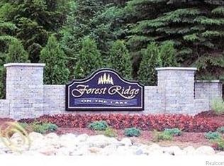 10500 Oak Forest Dr, South Lyon, MI