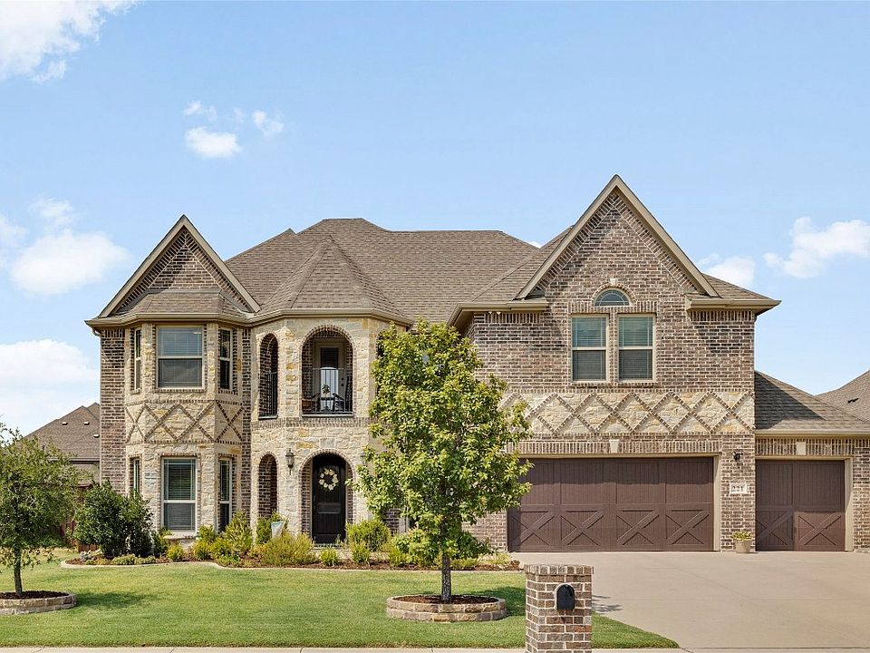 1st image of 221 Kingsbury Ln