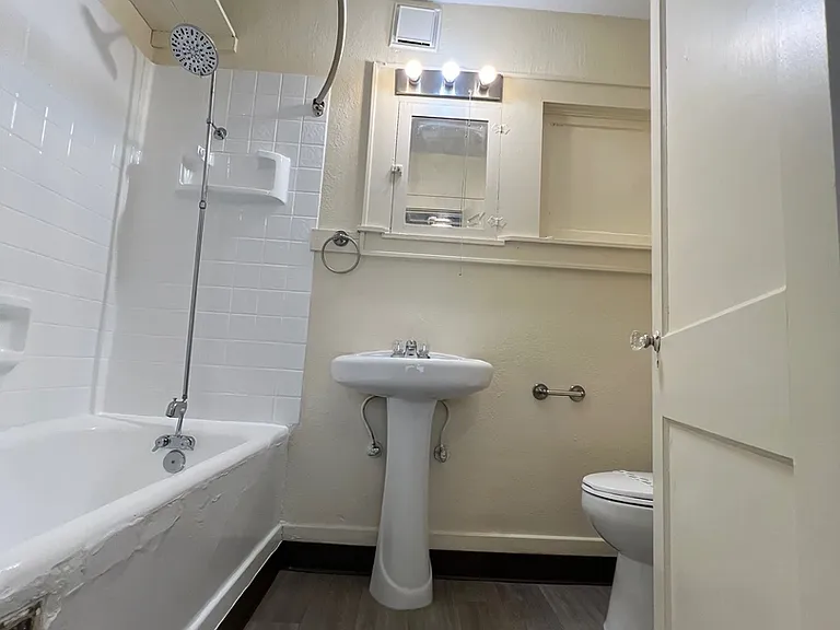 Elaine Apartments — Photo 15