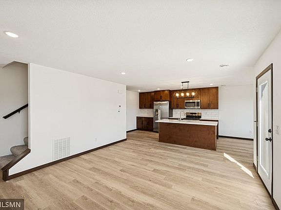 4th image of 18041 Walnut Cir