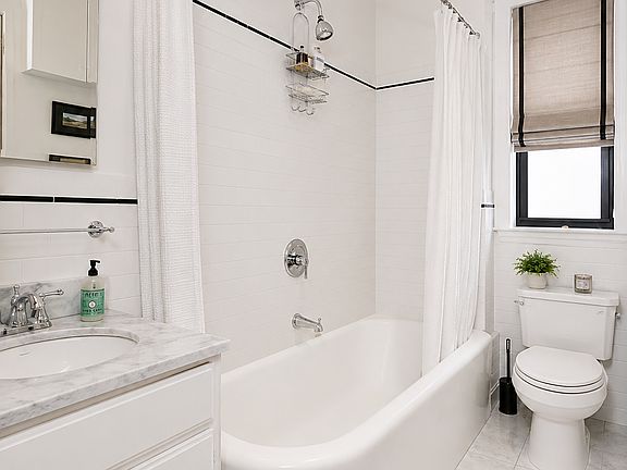 5th image of 120 W 58th St APT 6B