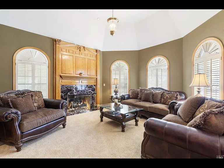 4300 Heritage Ln — Photo 4