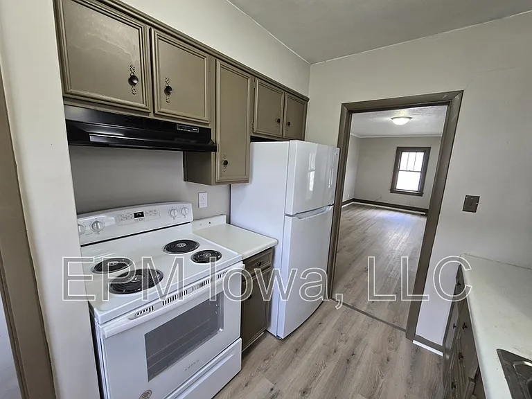 947 Newton St — Photo 6