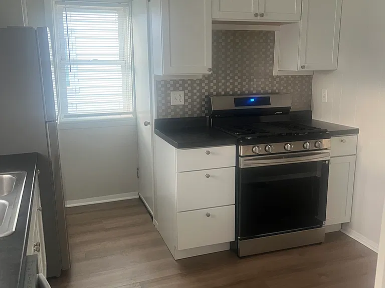 1318 Engle St — Photo 3
