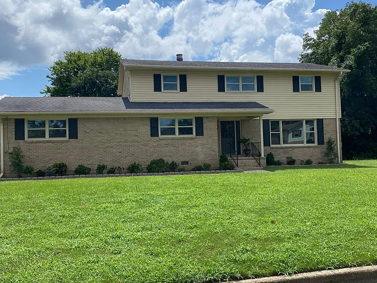 812 Farley Dr SE — Photo 1