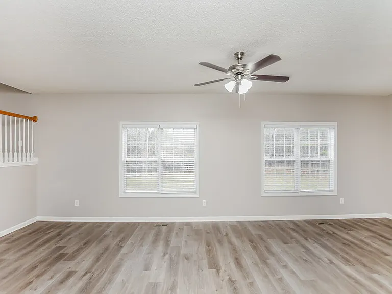 5727 Newnan Cir — Photo 10
