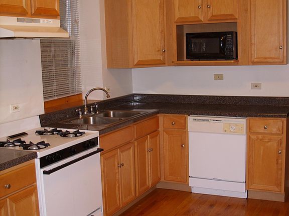 3rd image of 857 N Winchester Ave APT 2F