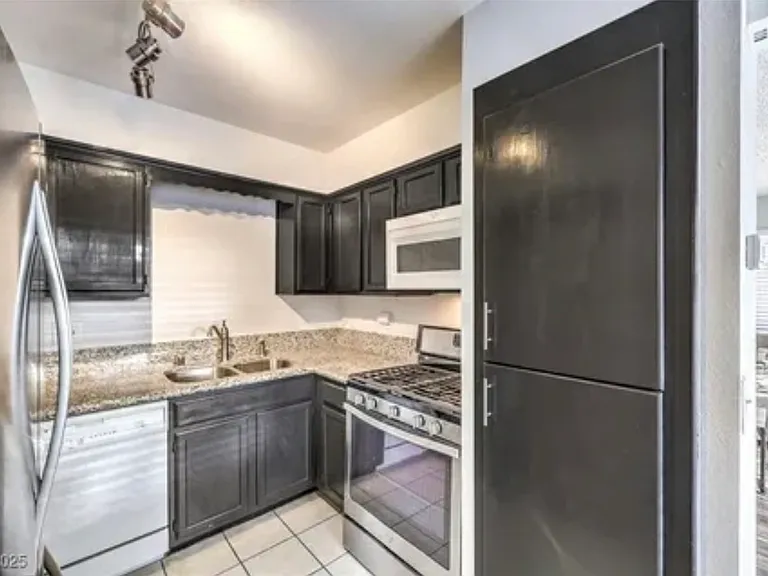2132 Petersham Ct #D — Photo 11