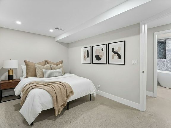 3rd image of 2850 W Henderson St #1