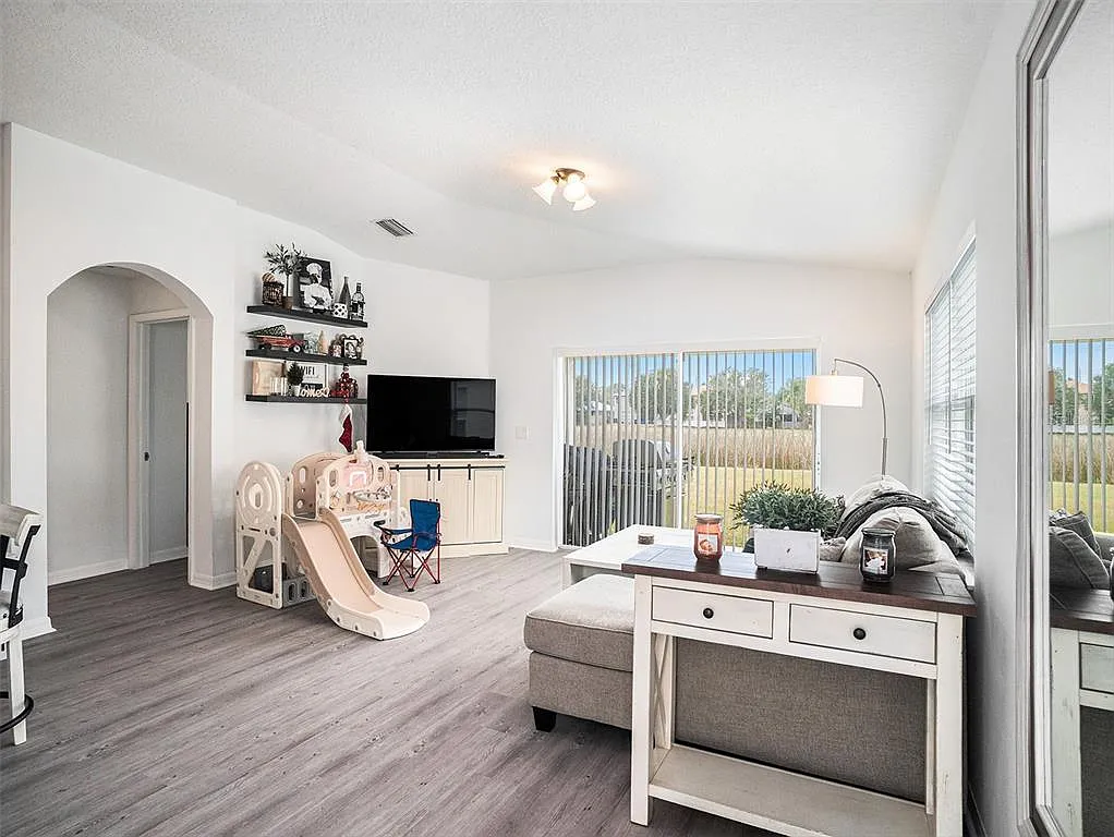 3 bed, 2.0 bath, 1303 sqft, $2,500 — Photo 4